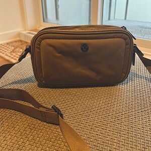 Lululemon crossbody camera bag - 2L